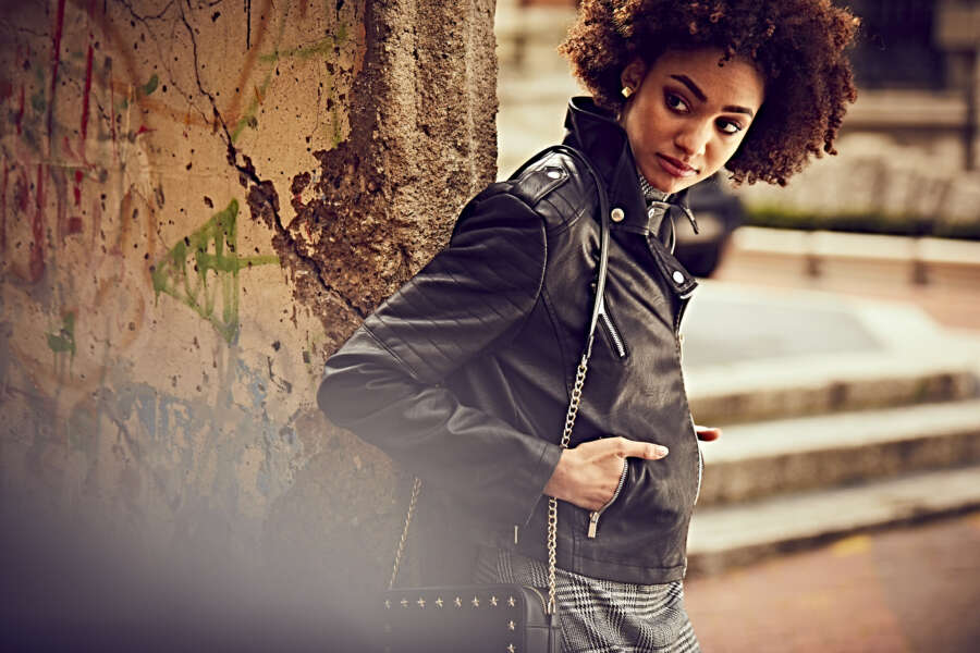 look_1_woman_single_248