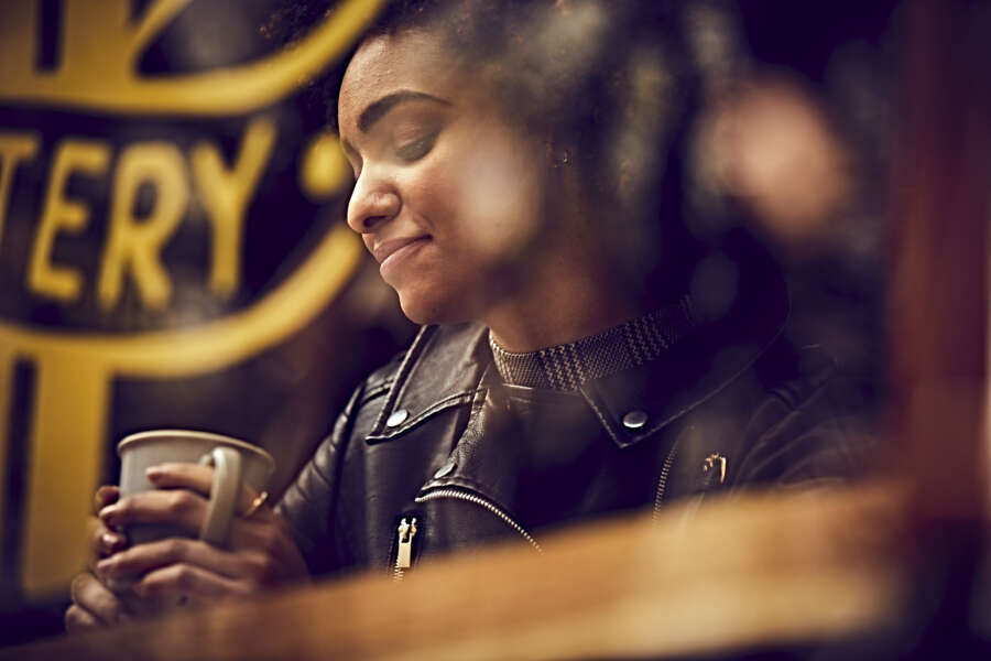 look_1_woman_single_633