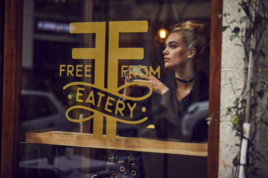 look_3_women_single_194