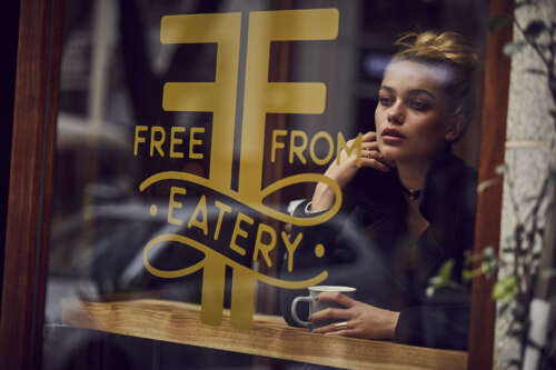 look_3_women_single_234