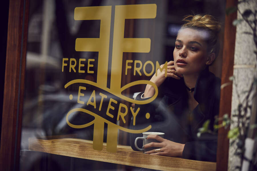 look_3_women_single_234