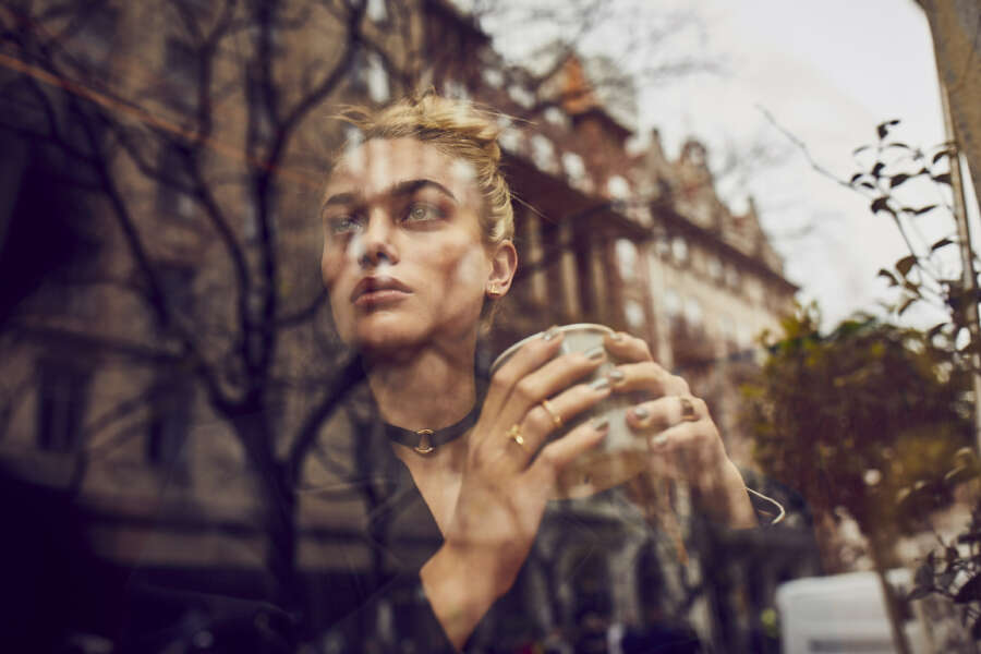 look_3_women_single_304