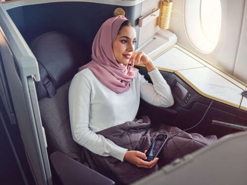 20220901_ETIHAD_SH03_EMIRATI_GUEST ENJOYING IFE_WIRELESS HEADSET_UNDER 30-35_00390_final_v1 copy