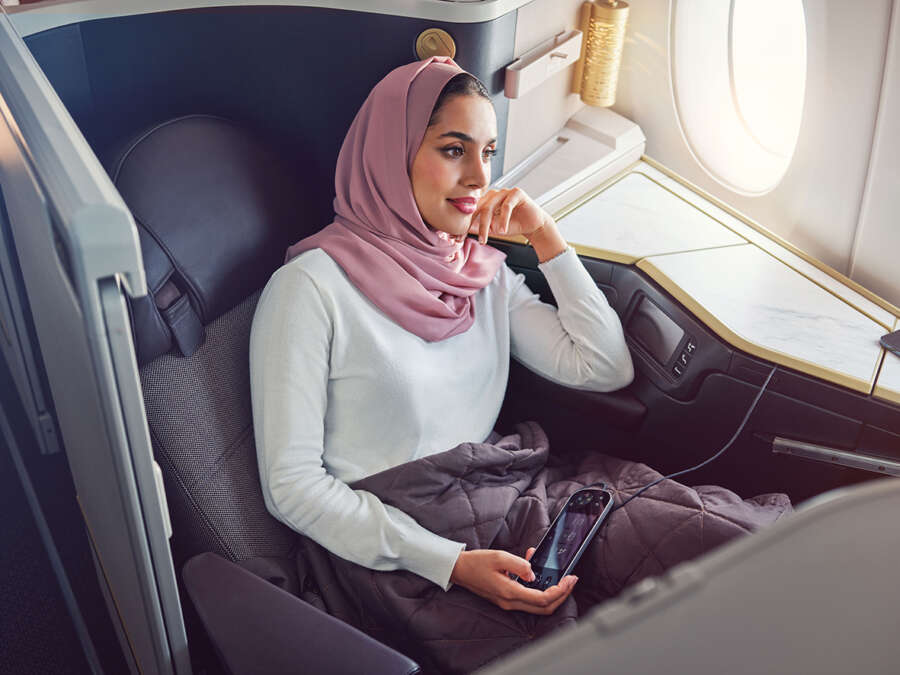 20220901_ETIHAD_SH03_EMIRATI_GUEST ENJOYING IFE_WIRELESS HEADSET_UNDER 30-35_00390_final_v1 copy