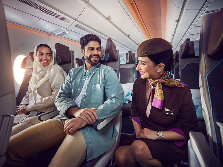 20220902_ETIHAD_SH01_EMIRATI COUPLE_CABIN CREW WELCOMING_ECONOMY_00516_v1 copy