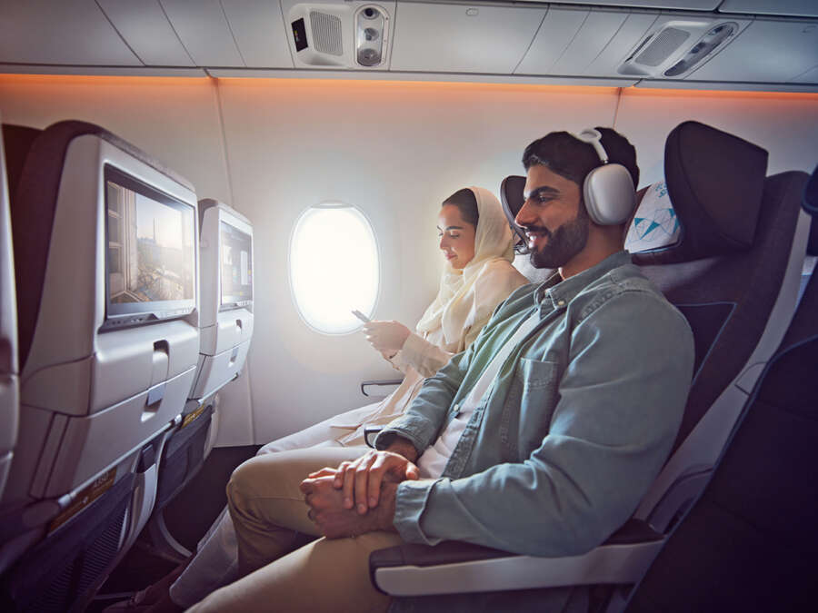 20220902_ETIHAD_SH02_EMIRATI COUPLE_MOVIE WITH WIRELESS HEADSET_ECONOMY_00476_final_v2 copy