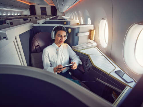 20220902_ETIHAD_SH03_MEDITERRANEAN_GUEST ENJOYING IFE_WIRELESS HEADSET_BUSINESS_00122_v1 copy