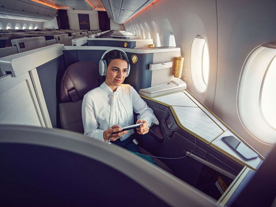 20220902_ETIHAD_SH03_MEDITERRANEAN_GUEST ENJOYING IFE_WIRELESS HEADSET_BUSINESS_00122_v1 copy