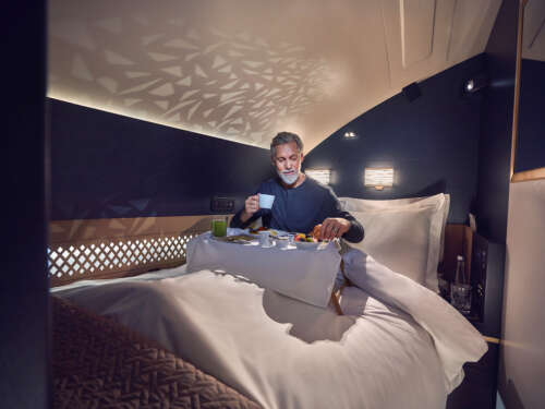 20230417_ETIHAD_A380_BEDROOM_GUEST EATING BREAKFAST IN BED_00284_final_v1 copy