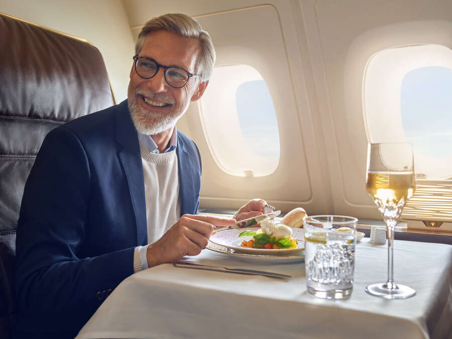 20230417_ETIHAD_A380_RESIDENCE_COUPLE ENJOYING MEAL_00074_final_v1 copy