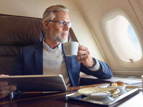 20230417_ETIHAD_A380_RESIDENCE_CREW SERVING DRINKS UNSING IPAD_00228_v1 copy